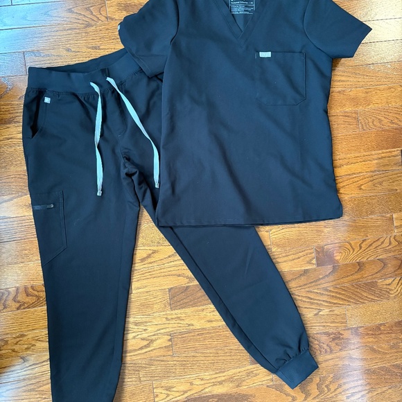 One (1) set of almost new black Figs scrubs, XS - Picture 1 of 5